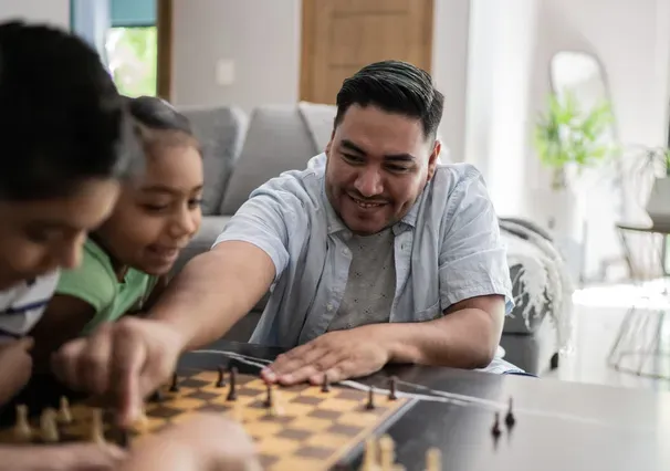 Person spielt Schach 