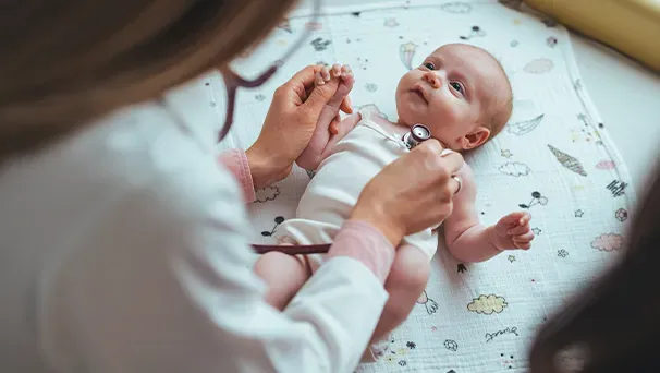 Baby wird untersucht