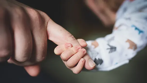 Baby hält einen Finger