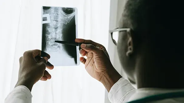 Arzt:in überprüft Röntgen 